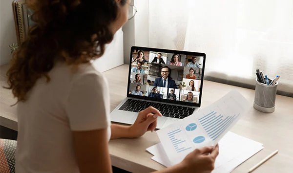 ノートパソコンは持ち運びやすさ以外も重要！チェックすべきポイントを解説