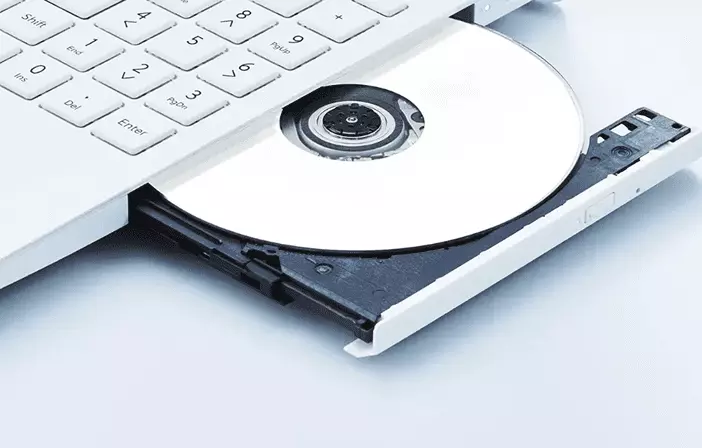 データバックアップなどに便利なDVDスーパーマルチドライブ