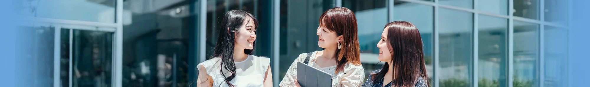 笑っている女性