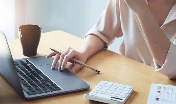 パソコンの電気代はいくら？デスクトップ・ノートの消費電力や節約術9選を紹介