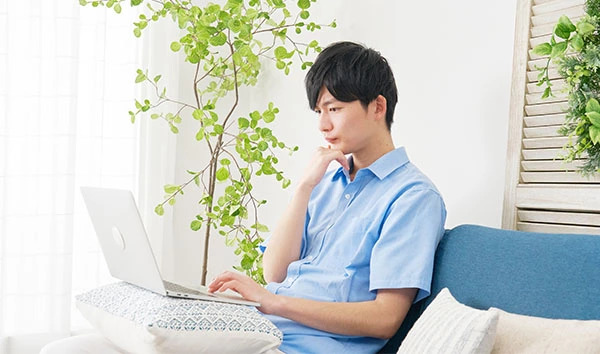 ノートパソコンの電源はついてるのに画面が真っ暗】原因特定の材料を集めよう