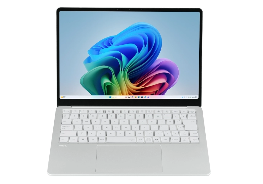 スッキリ見た目がきれいな、かな表記なしのキーボード。広めのタッチパッドで、マウスがなくても快適に操作できます。